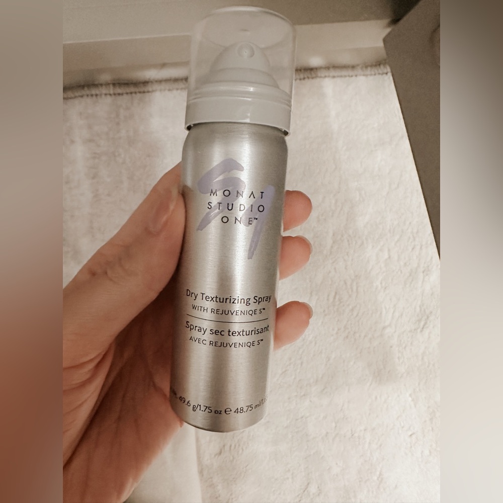 Monat texturing spray